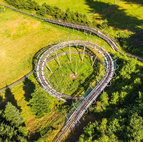 Kurviger Schienenverlauf der Sommerrodelbahn beim Ausflugsziel Gutach.