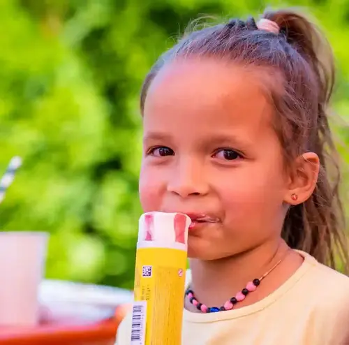 Ein Kind isst ein Eis im Imbissbereich der Sommerrodelbahn Gutach.
