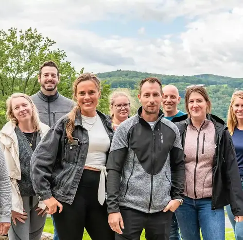 Gruppe von Menschen auf einer Betriebsfeier auf der Sommerrodelbahn in Gutach.