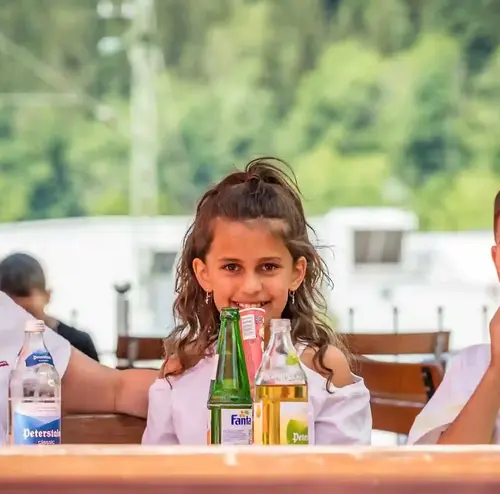 Eine Familie sitzt im Biergarten der Sommerrodelbahn Gutach.