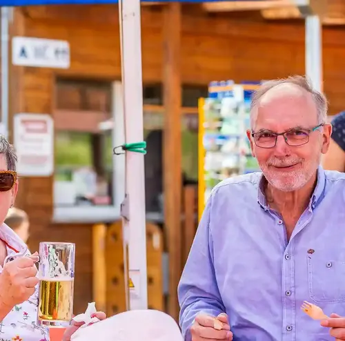 Ein Mann und eine Frau sitzen im Biergarten der Sommerrodelbahn Gutach.