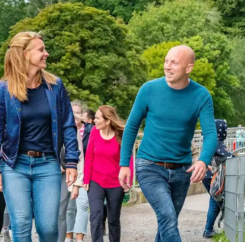 Eine Gruppe von Menschen auf einer Firmenfeier wandert durch den Freizeitpark Sommerrodelbahn Gutach.