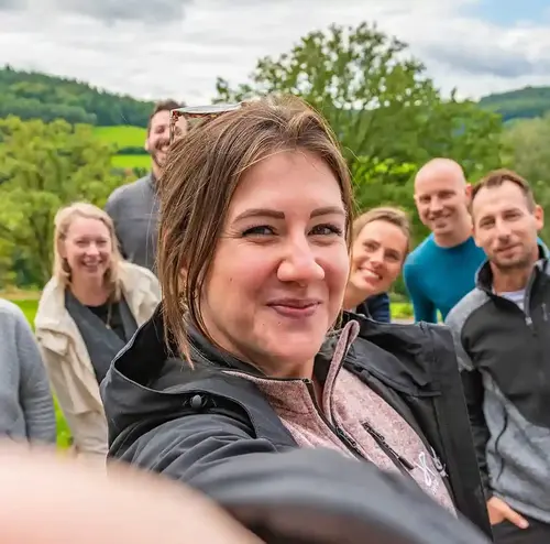 Eine Gruppe von Menschen macht lachend ein Selfie im Schwarzwald, Gutach.