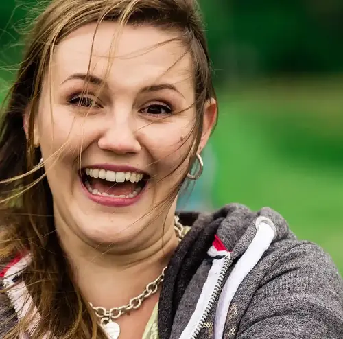 Nahaufnahme einer lachenden Frau am Standort der Sommerrodelbahn Gutach.